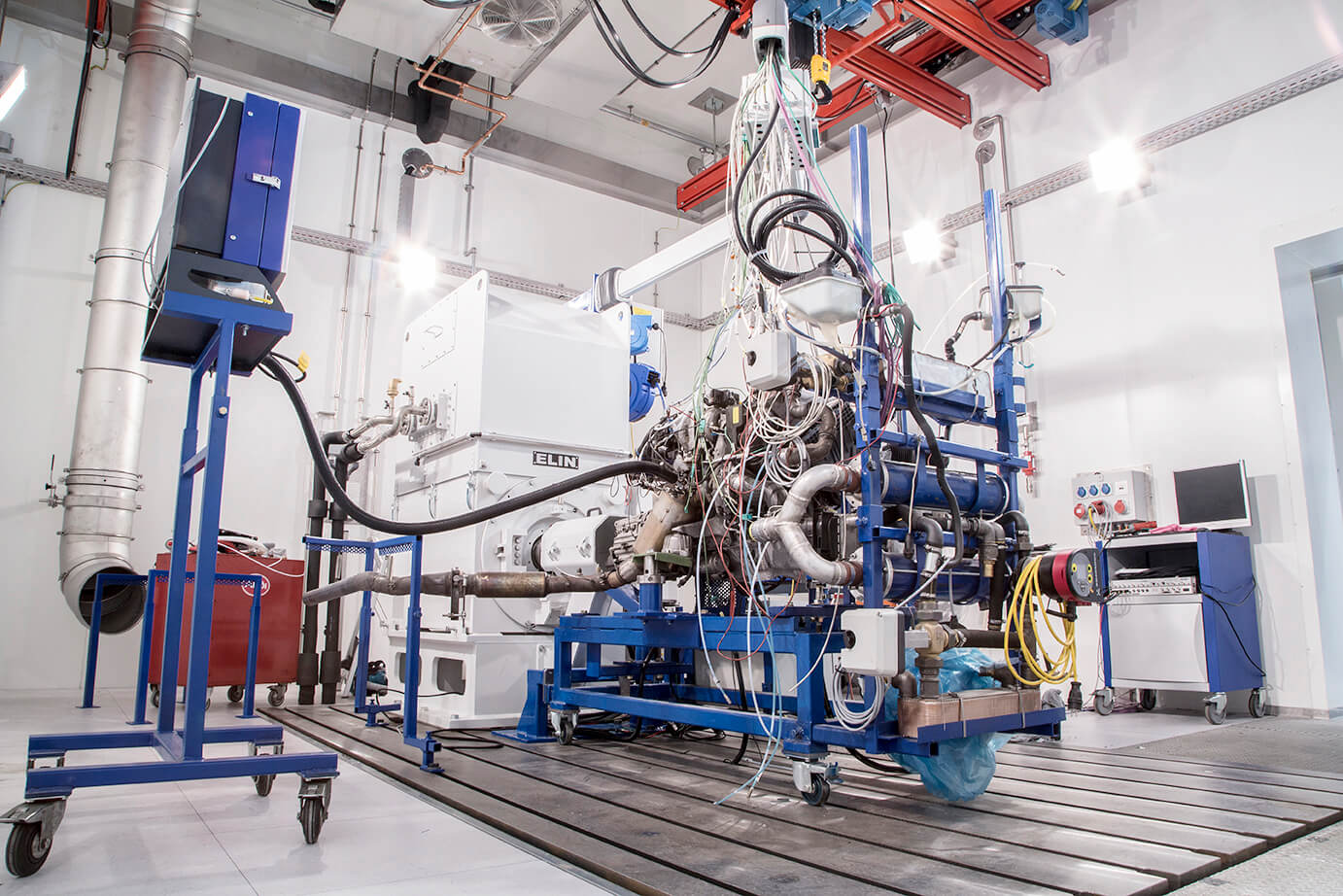 Engine set up on the High Altitude and Climate Test Bench